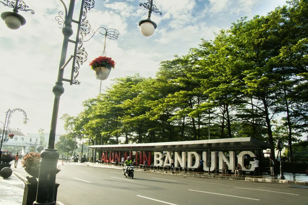 Alun-Alun Kota Bandung. (Sumber: Unsplash/Abdul Ridwan)