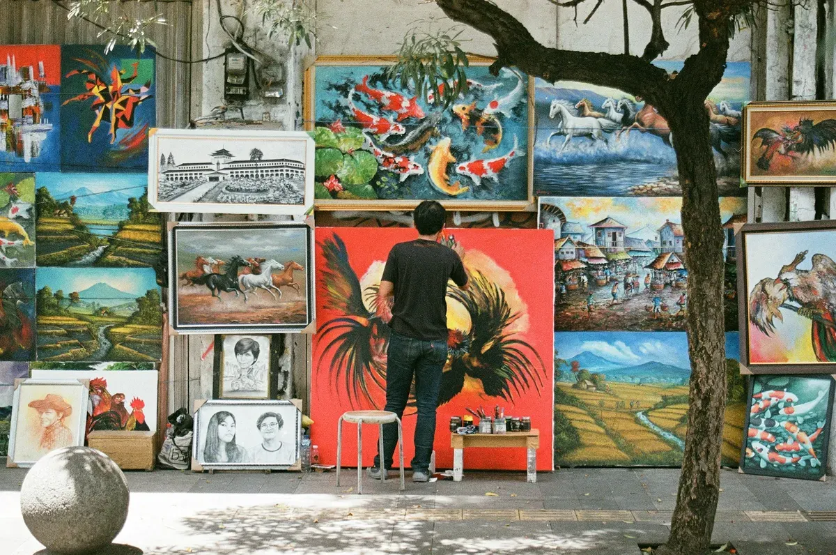 Bandung sering dipromosikan sebagai kota kreatif dan kota budaya, namun di balik slogan itu, kebijakan kebudayaan justru terseret logika selebritisasi. (Sumber: Unsplash/Firall Ar Dunda)