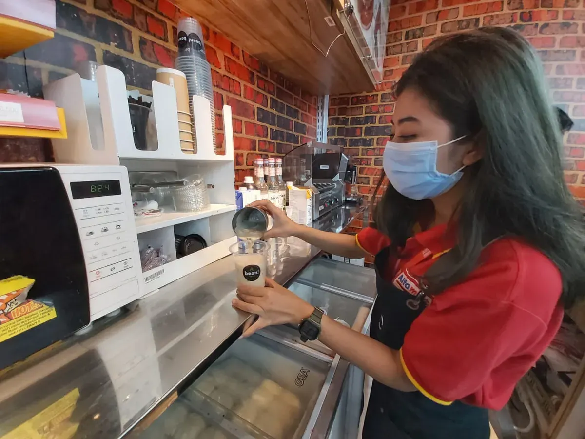 Konsep grab and go alias kopi cepat saji yang bisa dinikmati sambil melangkah. (Sumber: Ayobandung.id | Foto: Eneng Reni Nuraisyah Jamil)