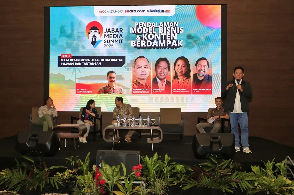 Di tengah gelombang perubahan teknologi, pergeseran perilaku audiens, dan dominasi platform digital global, para pelaku media dituntut untuk berinovasi agar tetap relevan dan berkelanjutan. (Sumber: Ayobandung.com | Foto: Irfan Al-Faritsi)