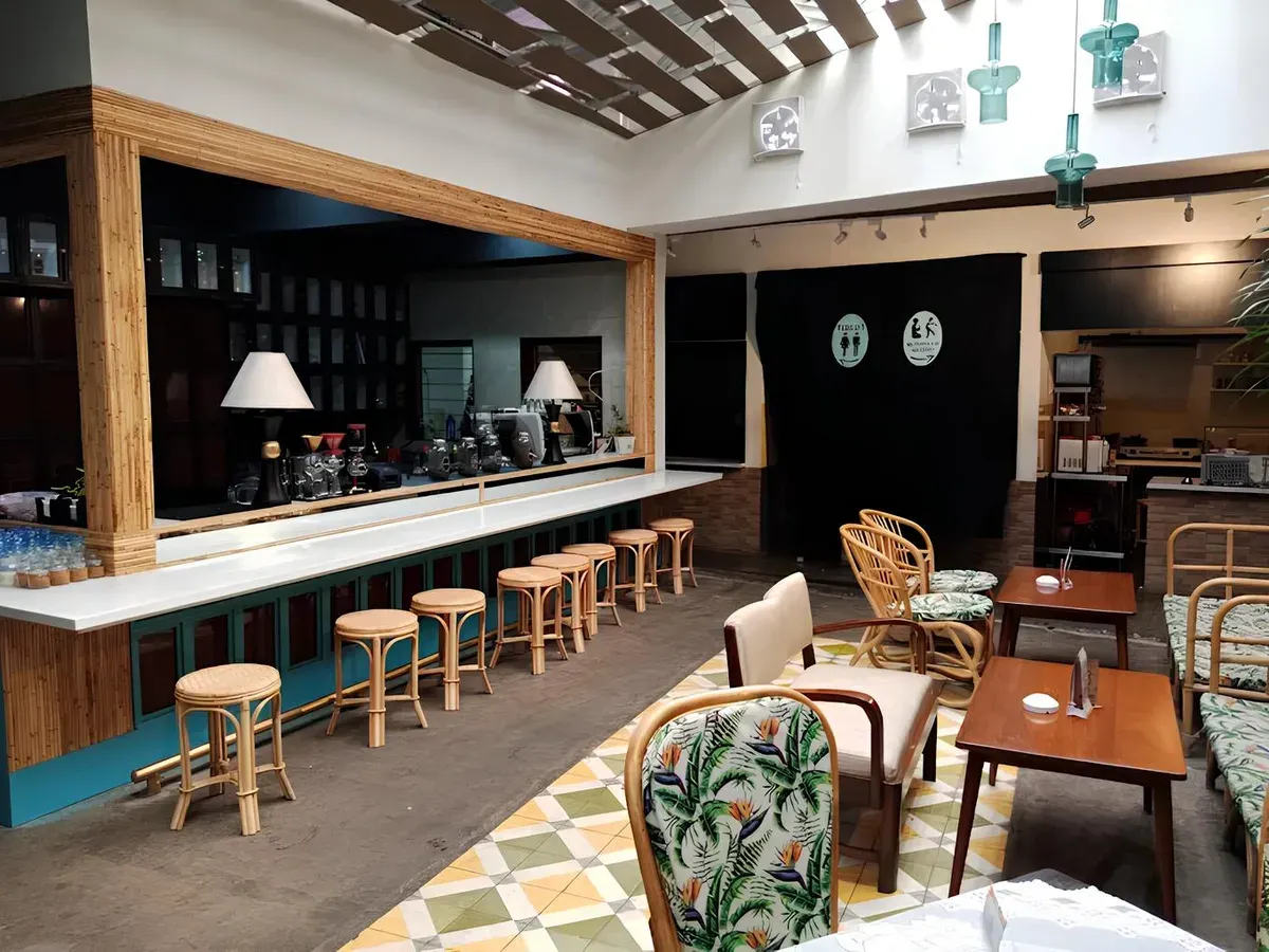 Dalam era digital yang serba visual, pengunjung kafe tak lagi hanya mencari rasa, tapi juga suasana yang bisa mereka abadikan dan bagikan. (Sumber: Ayobandung.id | Foto: Eneng Reni Nuraisyah Jamil)