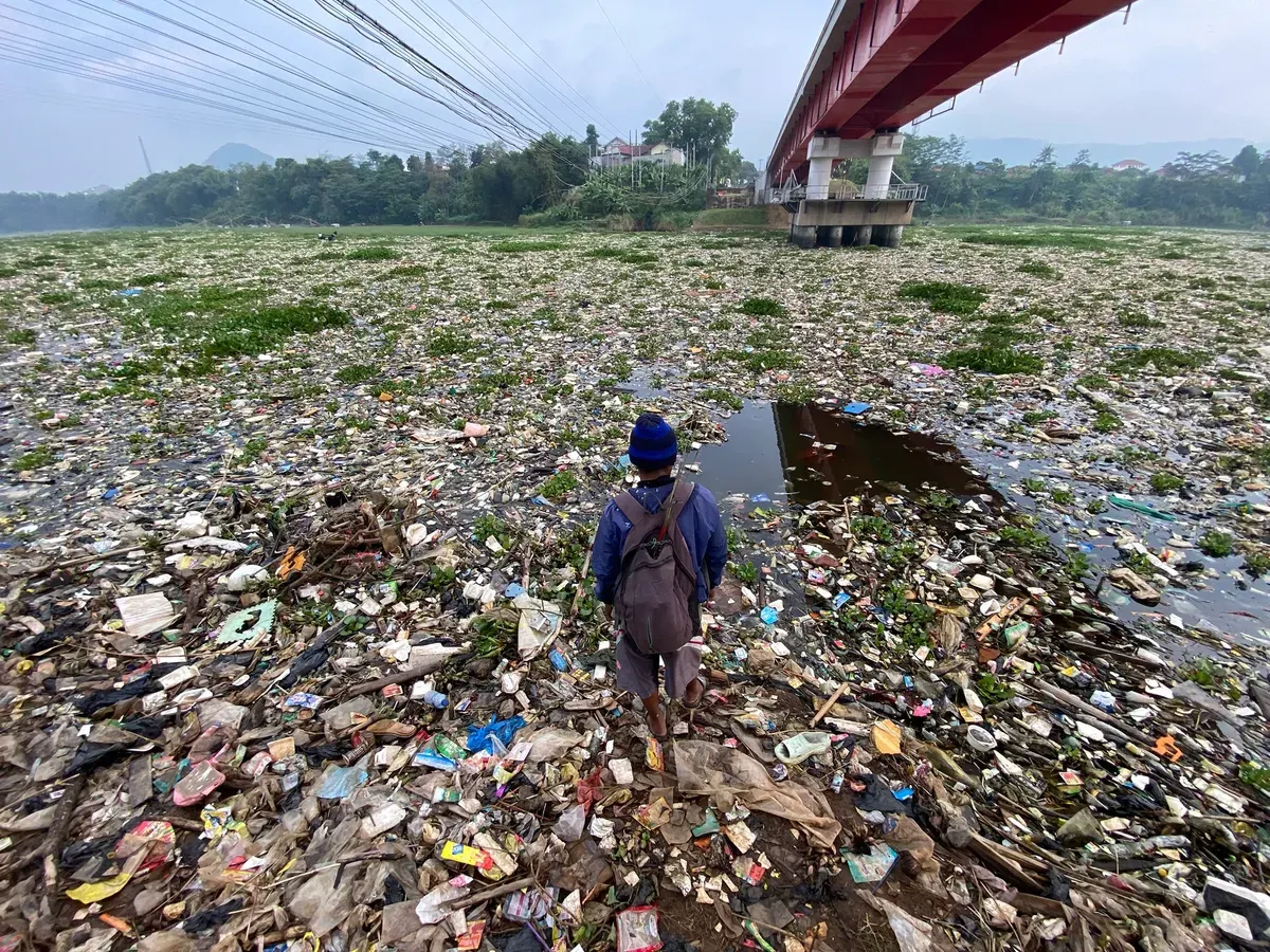 Sungai Citarum lautan sampah. (Sumber: Ayobandung | Foto: Restu Nugraha)