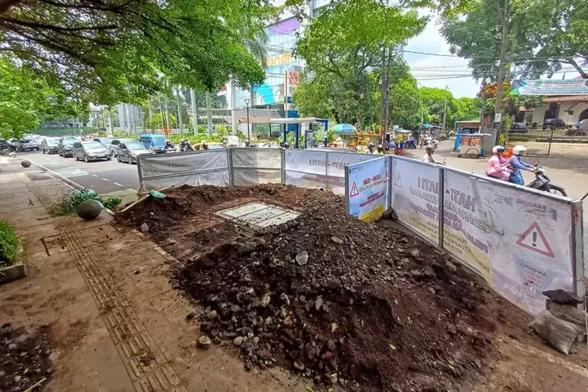 Salah satu proyek yang berlangsung di kota Bandung, beberapa waktu lalu. (Sumber: ayobandung.com | Foto: Irfan Al-Faritsi)