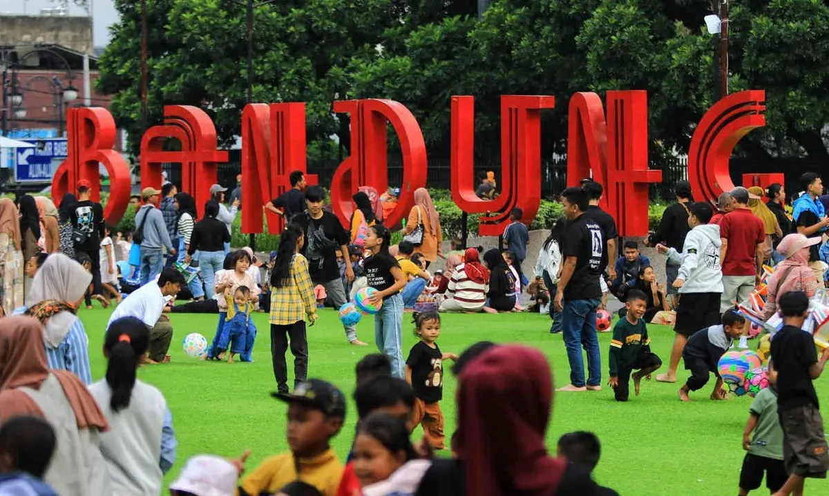 Sejumlah pengunjung bermain di Taman Alun-Alun Bandung, Jalan Asia-Afrika, Kota Bandung, Sabtu 5 April 2025. (Sumber: Ayobandung.id | Foto: Irfan Al-Faritsi)