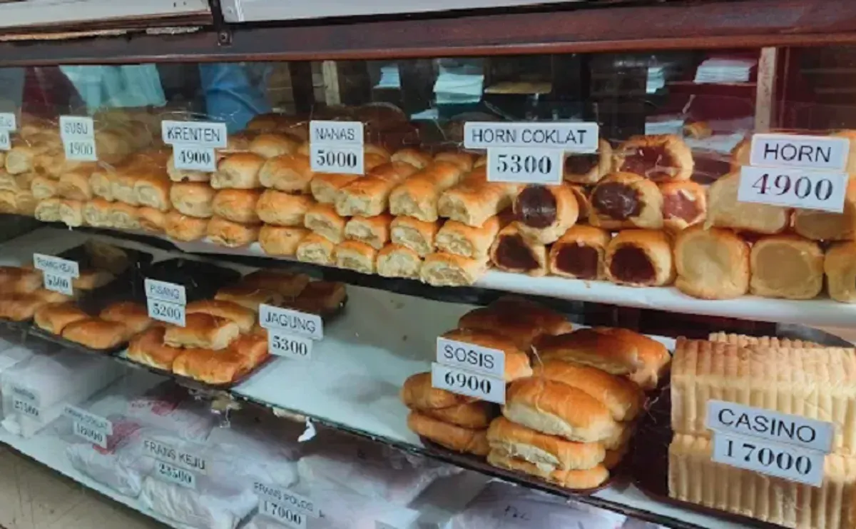 Aneka Jenis Roti di Toko Roti Sidodadi. (Foto: GMAPS)