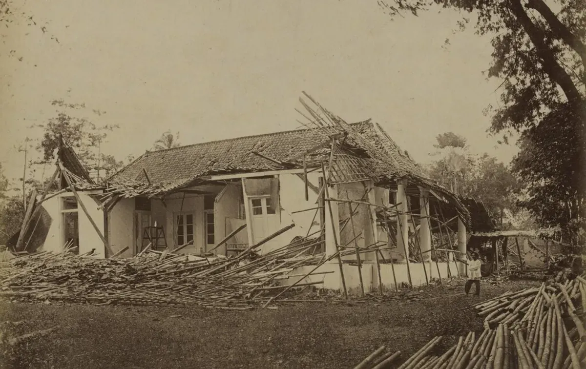 Dokumentasi kerusakan gempa Cianjur 1879. (Sumber: KITLV)