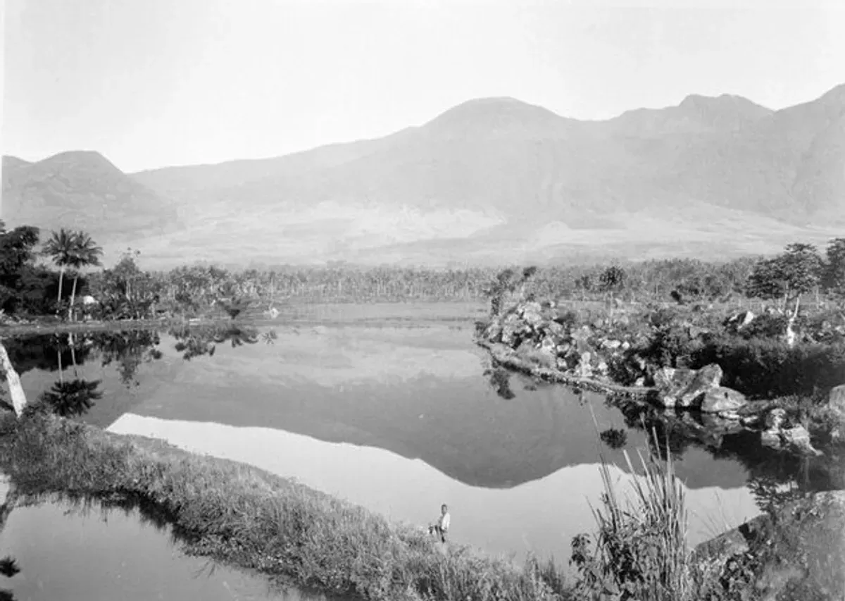 Foto Cipanas Garut dengan view Gunung Guntur yang diambil Thilly Weissenborn. (Sumber: Wikimedia)