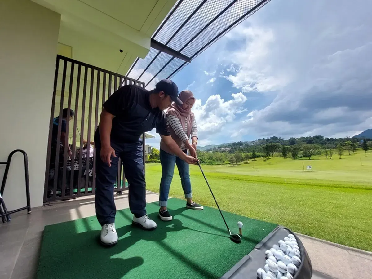Bukan sekadar olahraga, generasi muda, dari Milenial hingga Gen Z, mulai menjadikan golf sebagai bagian dari gaya hidup aktif dan reflektif. (Sumber: Ayobandung.id | Foto: Eneng Reni Nuraisyah Jamil)