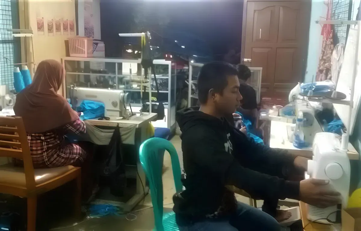 Kegiatan para anggota dari Komunitas Perempuan Mandiri (KPM) Dewi Sartika dalam usaha konveksinya. (Sumber: Dok. KPM Dewi Sartika)