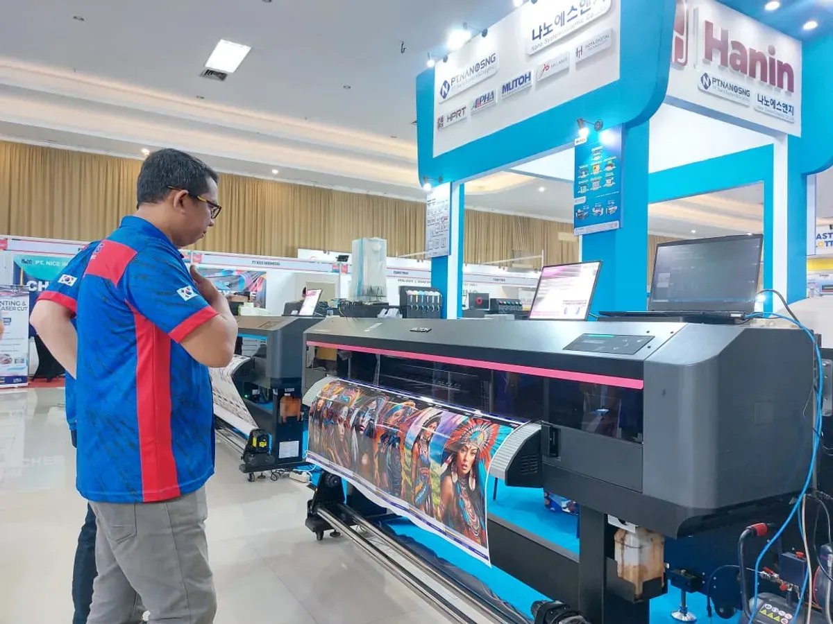 Permintaan terhadap produk custom printing, print-on-demand, dan desain ramah lingkungan terus meningkat, membuka peluang baru bagi pelaku UMKM yang mampu beradaptasi dengan tren pasar. (Sumber: Ayobandung.id | Foto: Eneng Reni Nuraisyah Jamil)