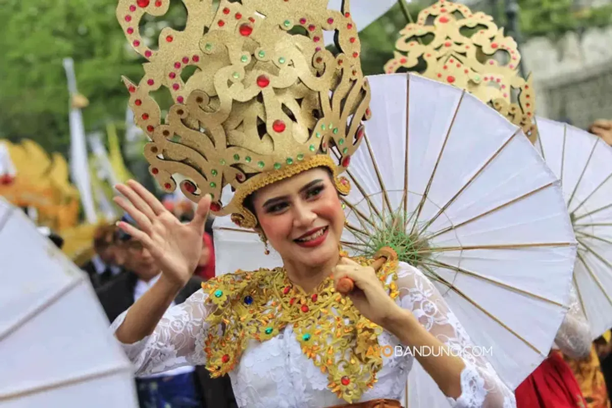 Kirab Budaya Hari Jadi Ke-80 Provinsi Jawa Barat ini diikuti sedikitnya 250 peserta dari 27 kabupaten/kota. (Sumber: Ayobandung.com | Foto: Irfan Al-Faritsi)