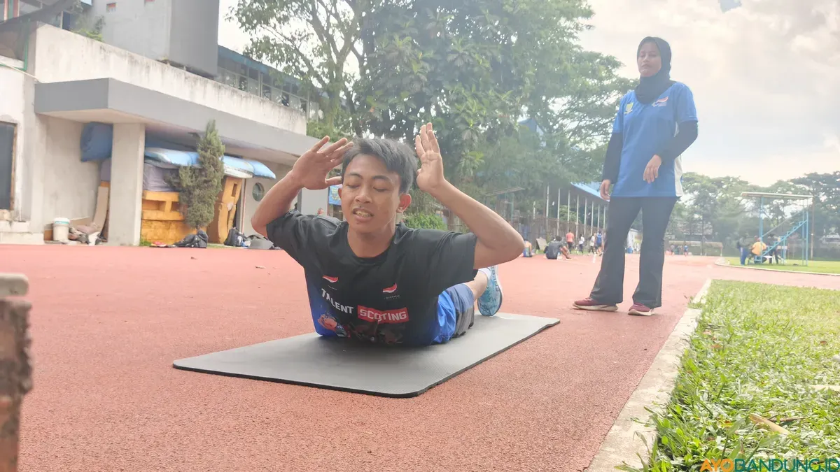 Egi adalah penyandang disabilitas low vision netra, sebuah gangguan penglihatan permanen. (Sumber: ayobandung.id | Foto: Gilang Fathu Romadhan)