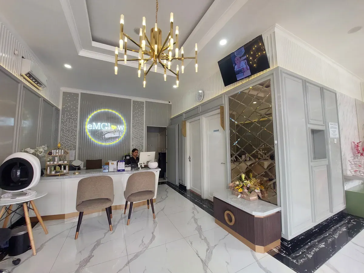 Geliat klinik estetik di Bandung menunjukkan pertumbuhan signifikan, menjawab kebutuhan masyarakat urban yang semakin sadar akan pentingnya perawatan kulit. (Sumber: Ayobandung.id | Foto: Eneng Reni Nuraisyah Jamil)
