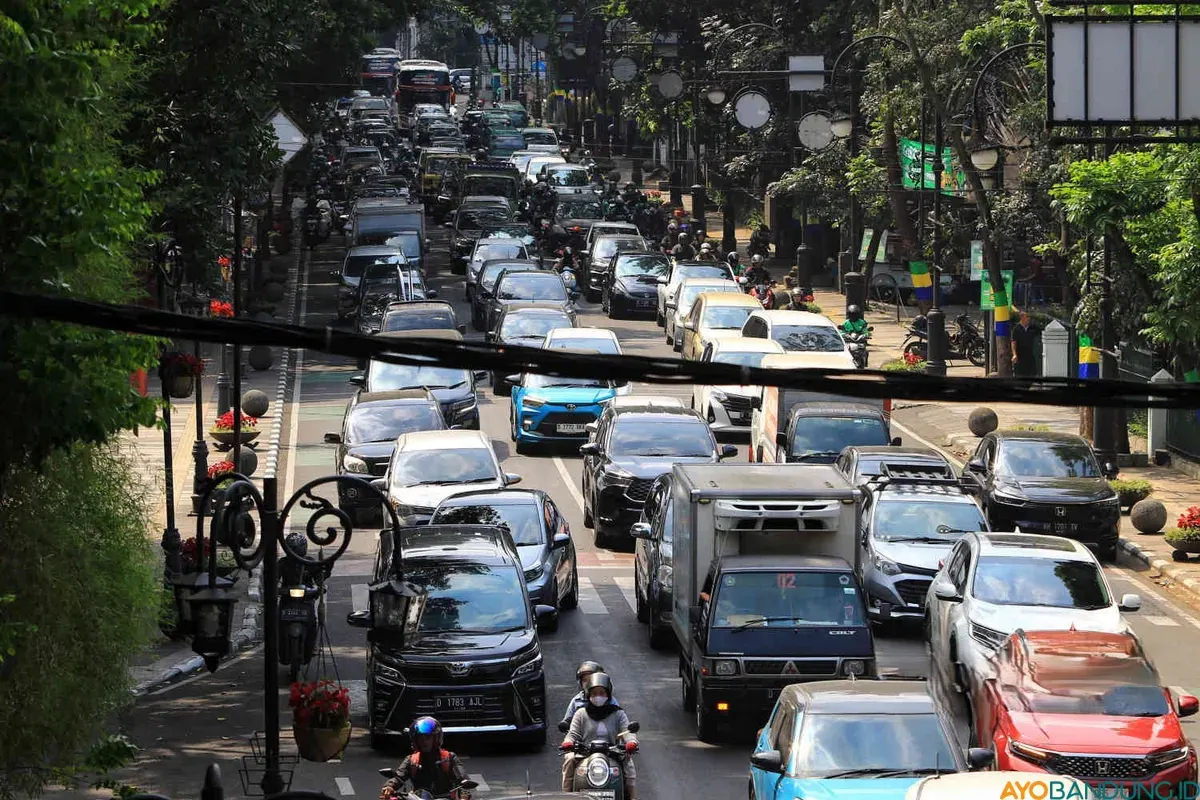 Kota Bandung disebut kota termacet se-Indonesia pada 2024 oleh lembaga riset internasional yang berkantor di Belanda, TomTom. (Sumber: ayobandung.id | Foto: Irfan Al- Faritsi)