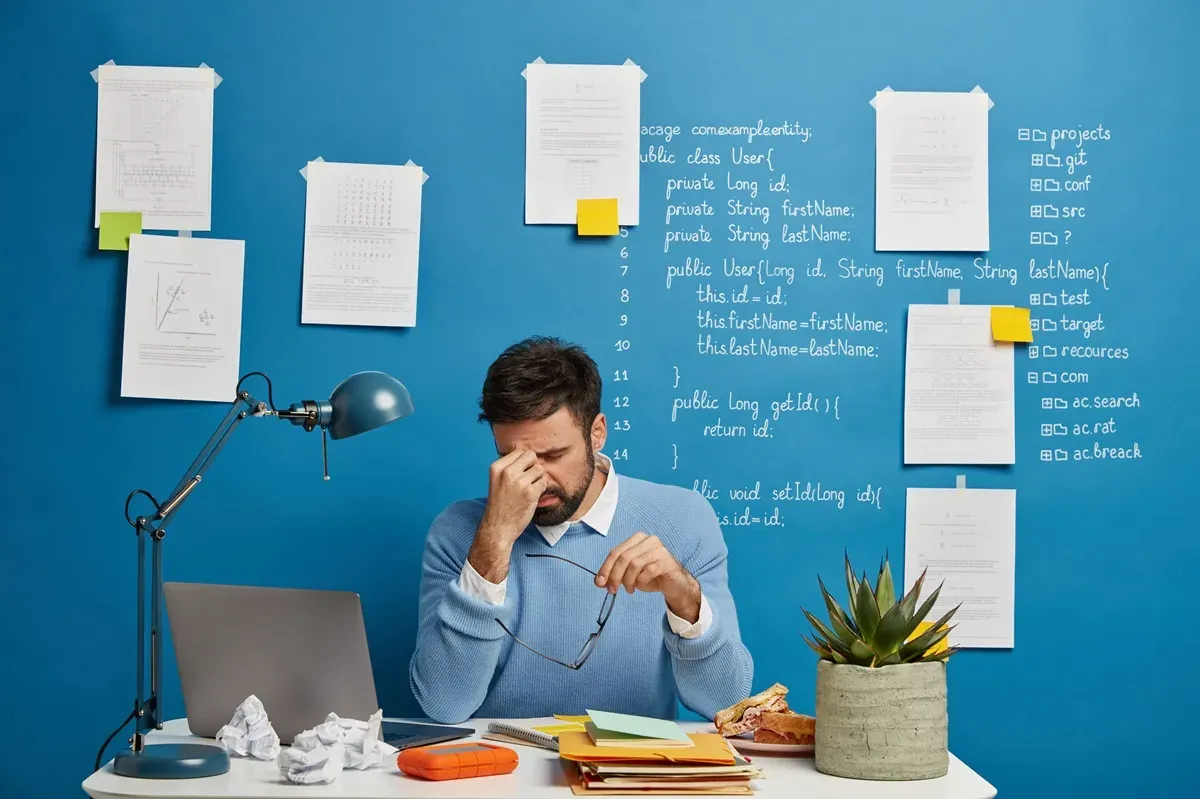 Fenomena overworked alias bekerja melebihi jam kerja normal kian marak, terutama di kalangan milenial dan Gen Z yang mendominasi industri kreatif dan digital. (Sumber: Freepik)