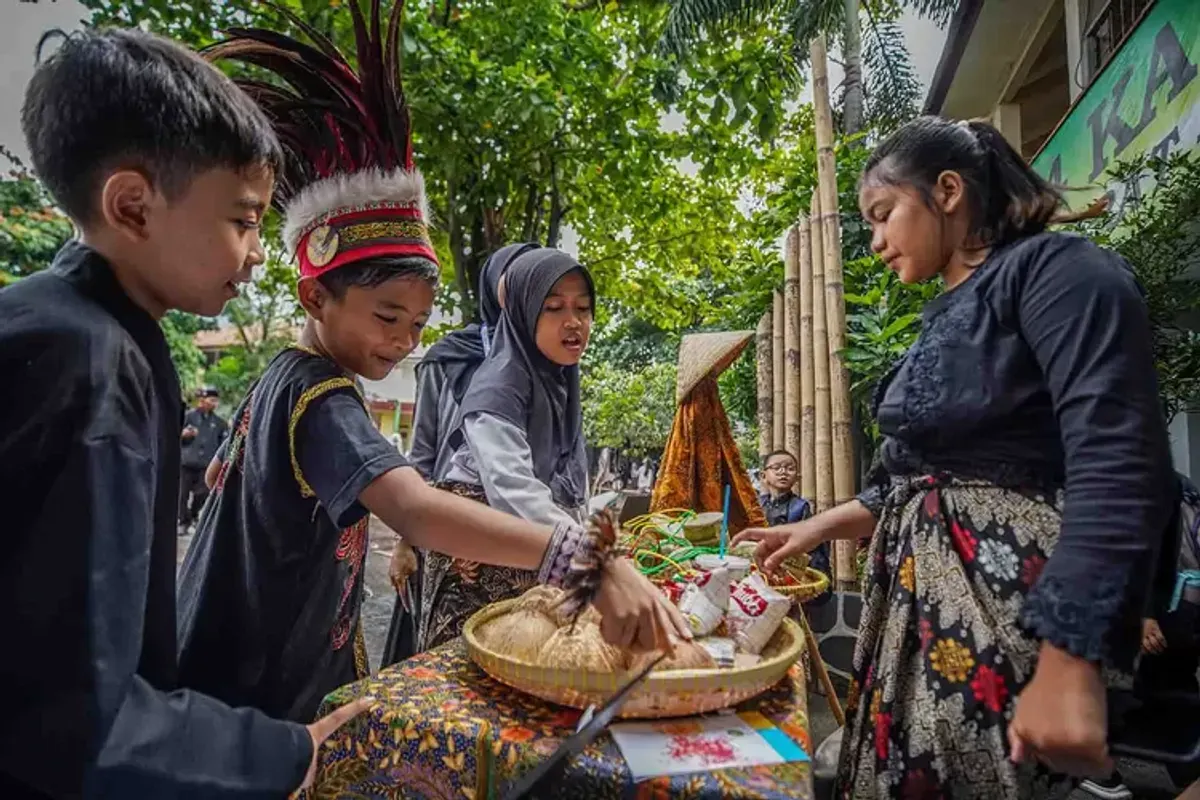 Siswa mengikuti kegiatan permainan tradisional di SDN 164 Karangpawulang, Jalan Karawitan, Kota Bandung, Kamis 5 Desember 2024. (Sumber: ayobandung.com | Foto: Kavin Faza)