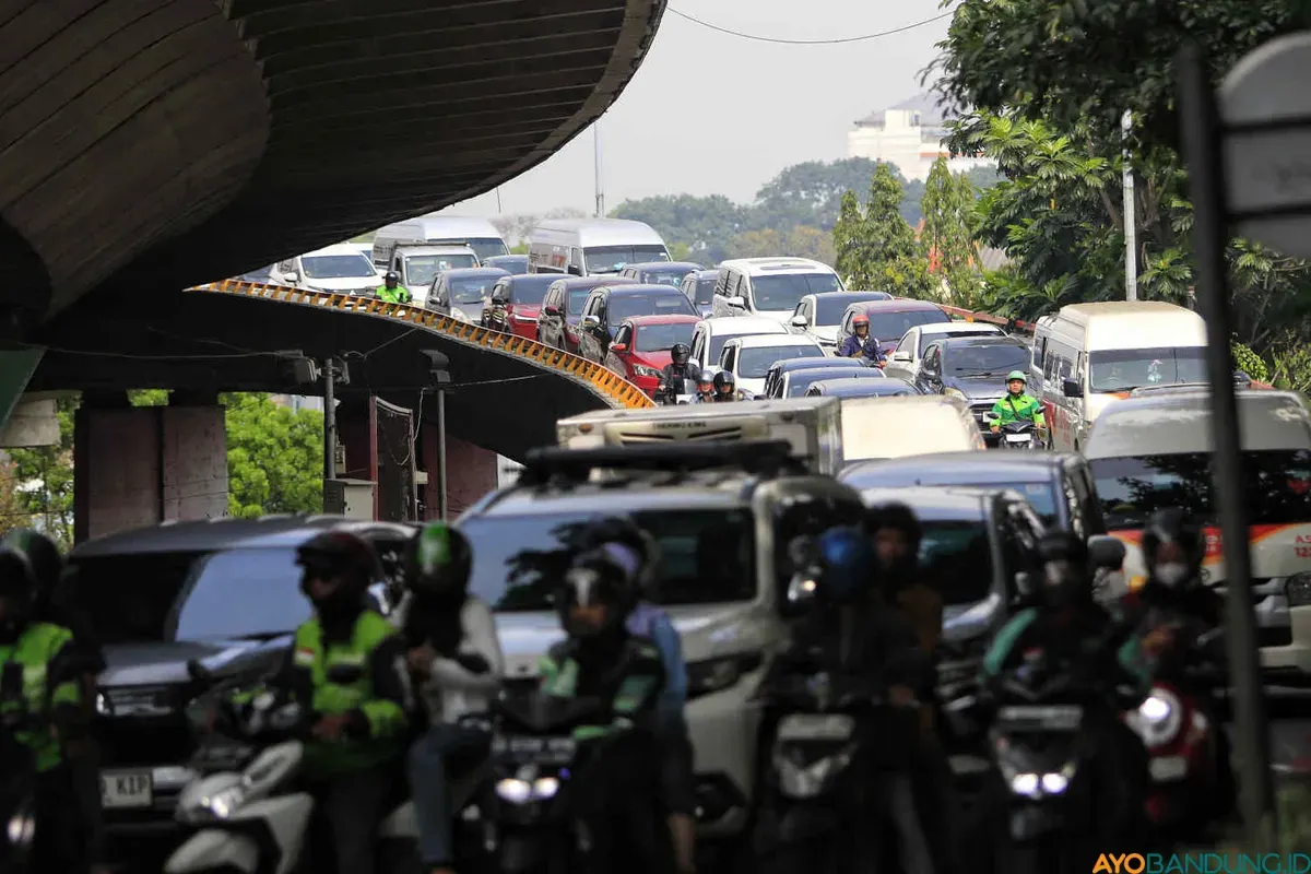 Sejumlah kendaraan terjebak kemacetan di Jembatan Layang Prof. Dr. Mochtar Kusumaatmadja, Kota Bandung, Jumat 19 September 2025. (Sumber: ayobandung.id | Foto: Irfan Al-Faritsi)