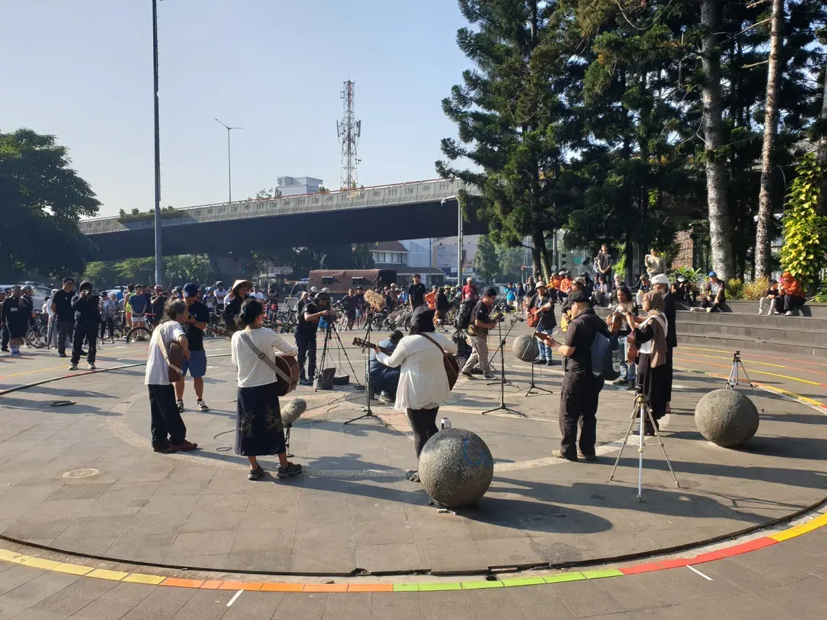 Kegiatan rampak gitar akustik Revolution Is..di Taman Cikapayang