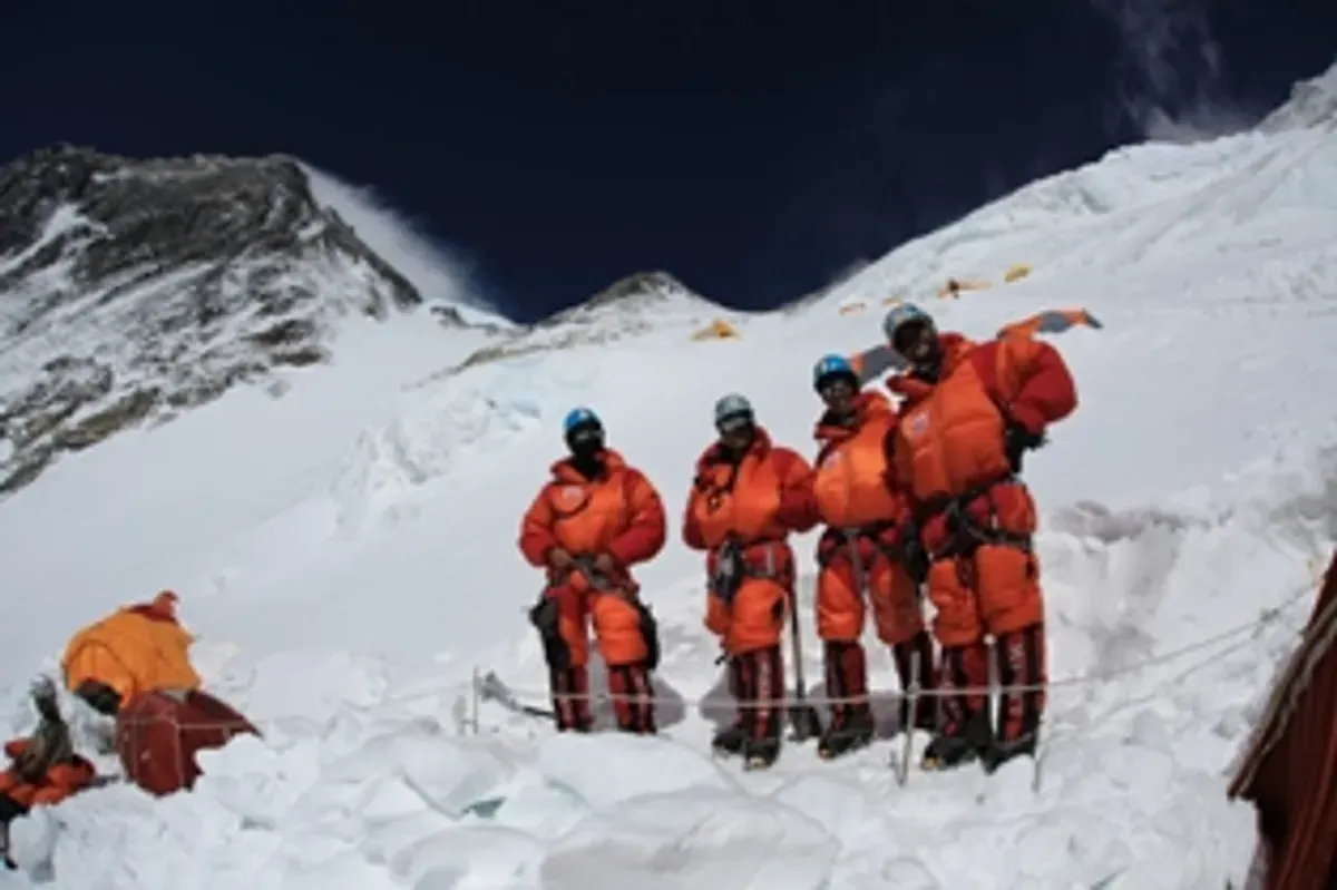 Sofyan Arif Fesa dan ketiga temannya di Camp III Gunung Everest di ketinggian 7.300 meter di atas permukaan laut. (Sumber: Dokumen pribadi Sofyan Arif Fesa.)