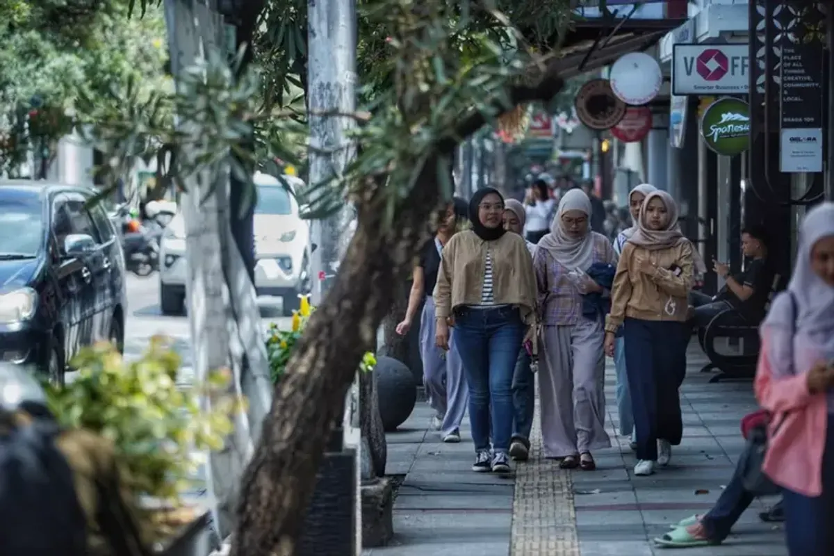 Warga berwisata di Jalan Braga, Kota Bandung, Jumat 21 Februari 2025. (Sumber: ayobandung.com | Foto: Kavin Faza)