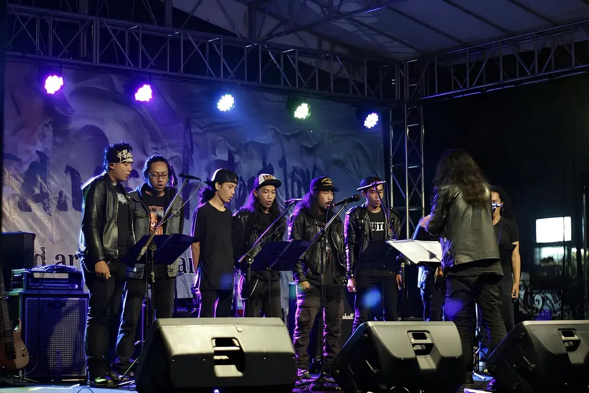 Di balik absurditas yang tampak dari Ensemble Tikoro, tersimpan filosofi musikal yang mendalam. Grup vokal eksperimental ini hadir dan menantang batas konvensional. (Sumber: dok. Ensemble Tikoro)