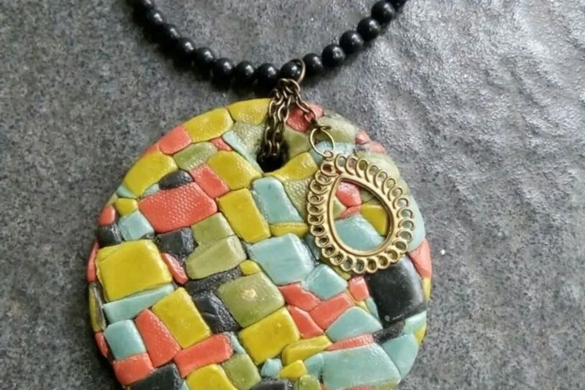 Salah satu produk Sofia Handycraft yang terbuat dari tepung ketan. (Foto: Dok. Ayobandung.com)