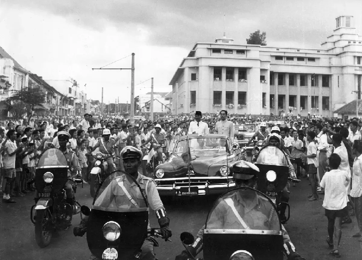 Pemimpin Tiongkok Zhou Enlai bersama Presiden Soekarno berkeliling di Bandung saat KAA 1955. (Sumber: Museum Konferensi Asia Afrika)