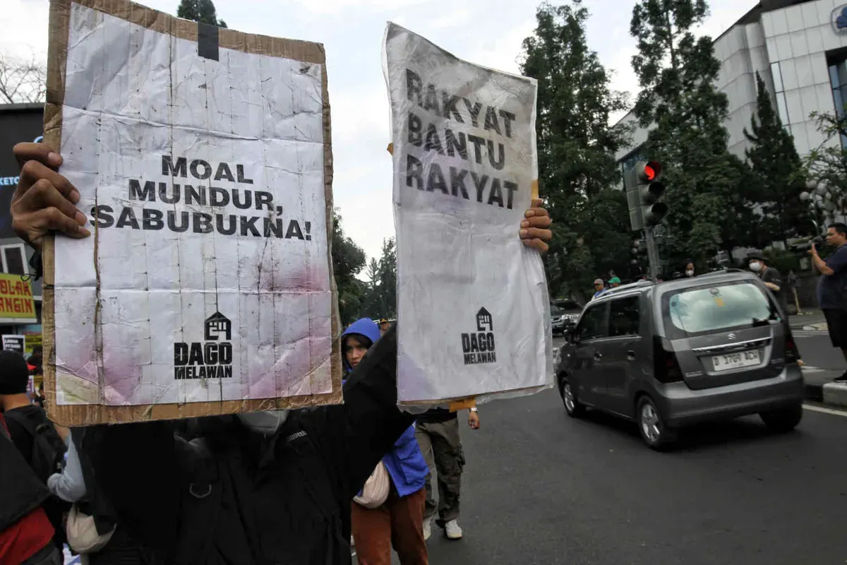 Puluhan warga Dago Elos yang tergabung dalam Forum Dago Melawan melakukan aksi memperingati hari buruh internasional atau MayDay di Taman Cikapayang, Kota Bandung, Rabu 1 Mei 2024. (Sumber: Ayobandung | Foto: Irfan Al Faritsi)