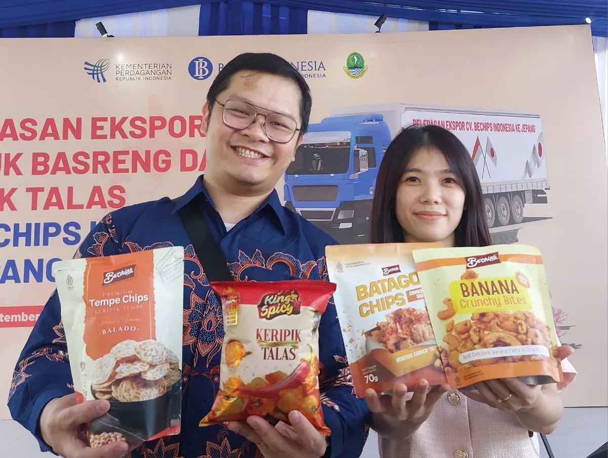 Owner CV Bechips Indonesia, Niko Saputra dan sang istri saat menunjukkan produk andalannya. (Sumber: Ayobandung.id | Foto: Eneng Reni Nuraisyah Jamil)