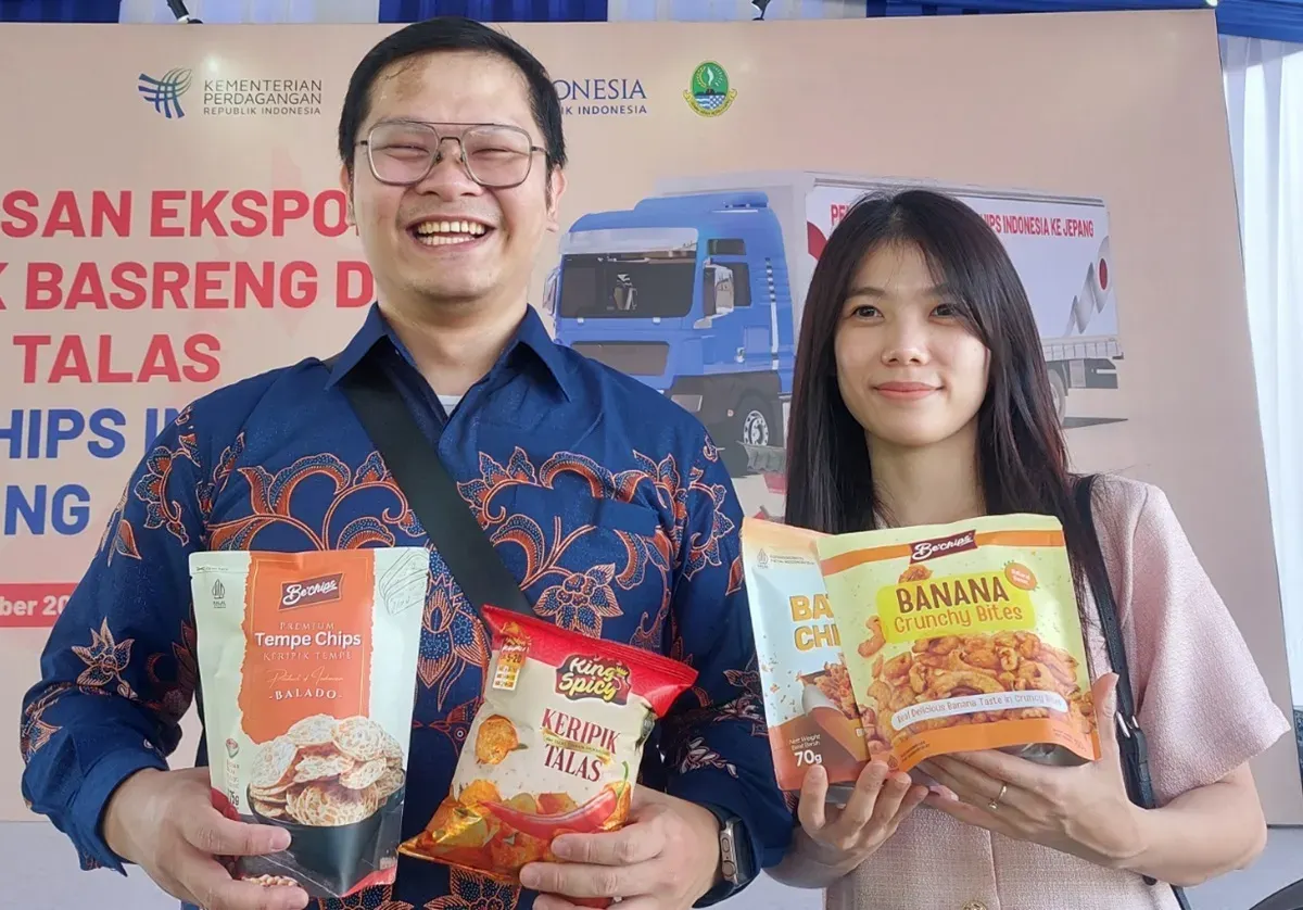 Owner CV Bechips Indonesia, Niko Saputra dan sang istri saat menunjukkan produk andalannya. (Sumber: Ayobandung.id | Foto: Eneng Reni Nuraisyah Jamil)