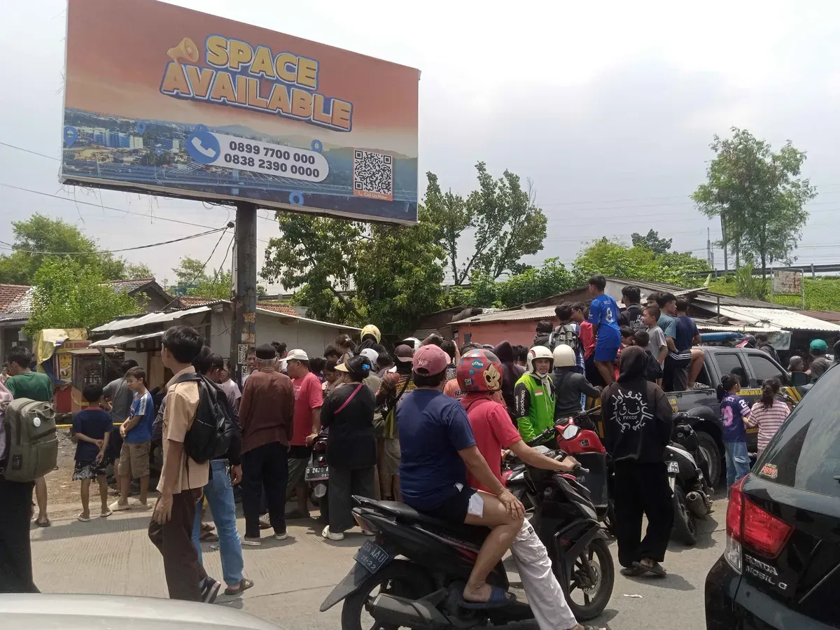 Garis Polisi Terpasang di Parit Taman Cibaduyut Indah, Sabtu, 27 September 2025 (Sumber: Dokumentasi Penulis | Foto: Dias Ashari)