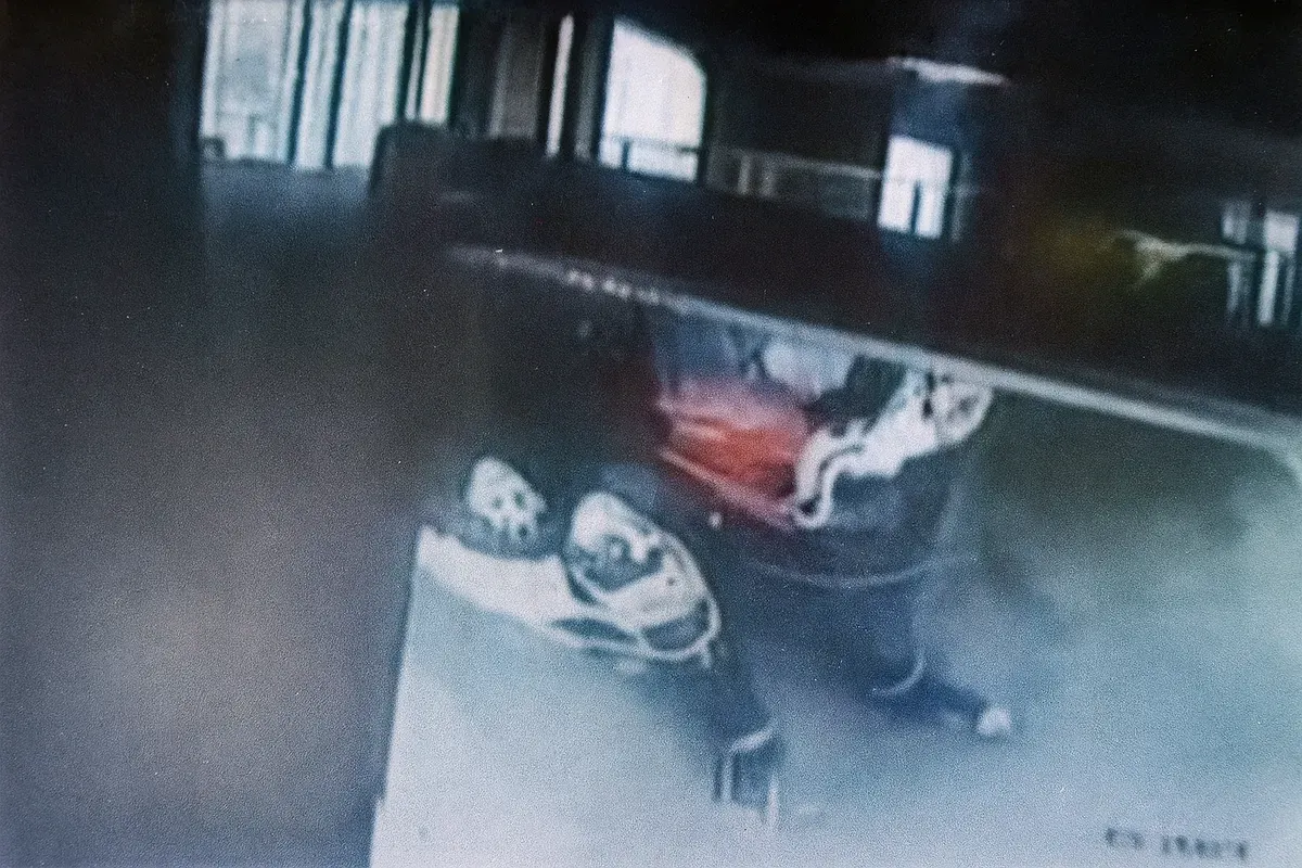 Tangkapan layar rekaman CCTV bom ATM di Jalan DIpatiukur, Kota Bandung, 2011 silam. (Sumber: Metro TV)