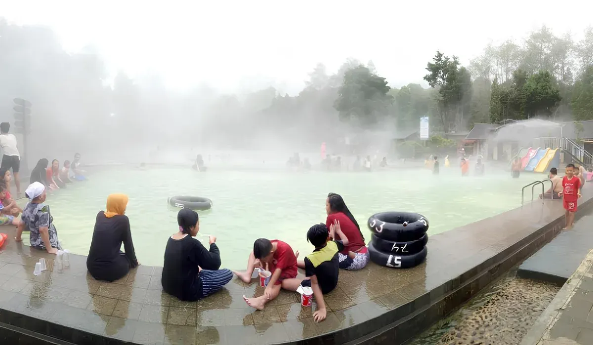 Pemandian Air Panas Cimanggu-- Bandung dengan lanskap alamnya yang memesona, terus menjadi panggung utama bagi wisata healing. (Sumber: Ayobandung.id | Foto: Eneng Reni Nuraisyah Jamil)