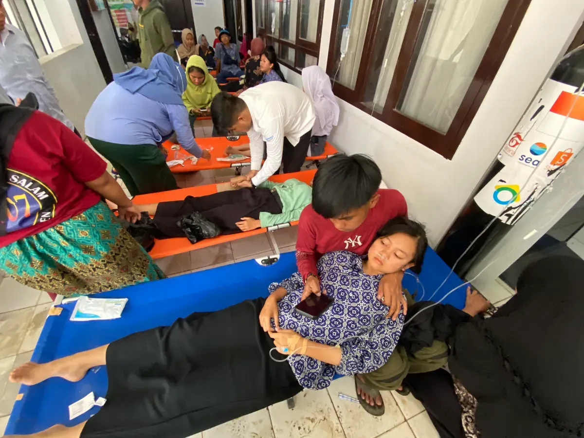 Potret sejumlah siswa yang terkapar lemasakibat keracunan massal MBG di Bandung Barat. (Sumber: Ayobandung | Foto: Restu Nugraha)