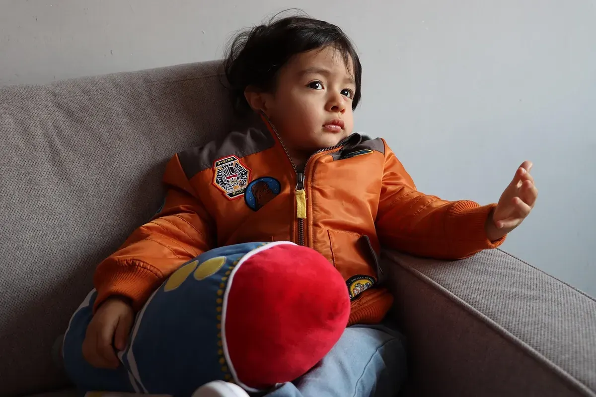 Ilustrasi foto anak memakai jaket. (Foto: Pixabay)