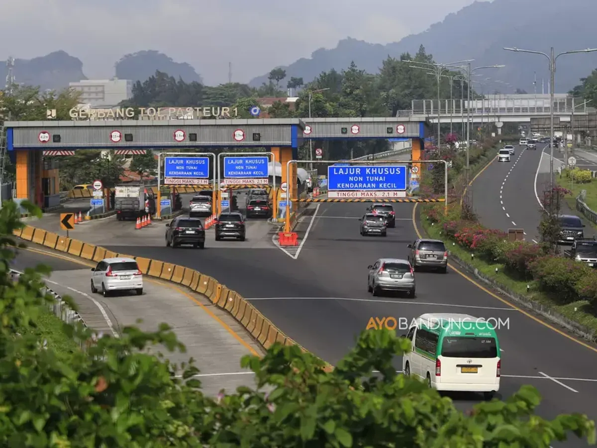 Sejumlah kendaraan melintas di Gerbang Tol Pasteur 1, Kota Cimahi pada Jumat, 27 Maret 2026. (Sumber: Ayobandung.com | Foto: Irfan Al-Faritsi)