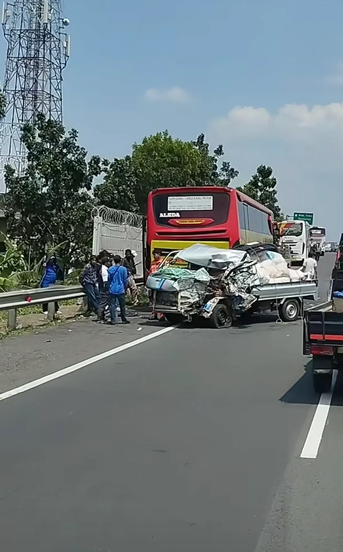 Sebuah kendaraan hancur setelah menabrak bagian belakang bus di Jalan Tol Padaleunyi KM 140 arah Bandung, Rabu (1/4/2026). (Sumber: Instagram/@ridwanzaelanii)