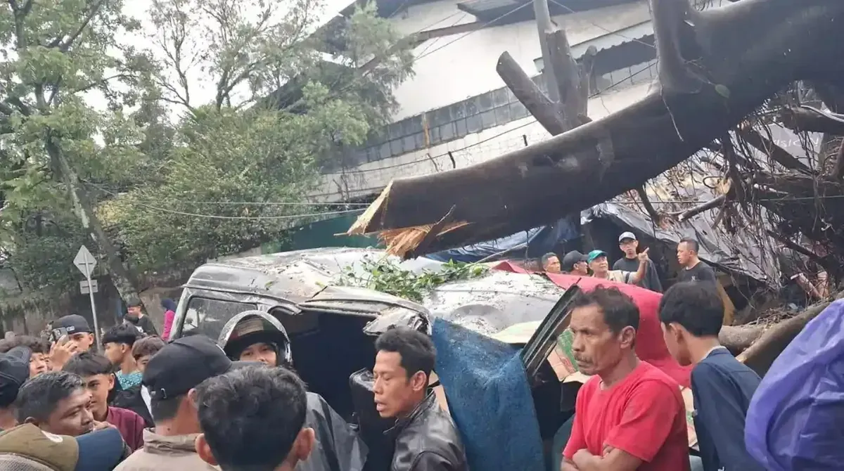 Pohon tumbang akibat hujan deras disertai angin kencang di Jalan Bojong Raya Caringin, Kota Bandung memakan korban jiwa, Jumat (3/4/2026). (Sumber: Dok. BPBD Kota Bandung)