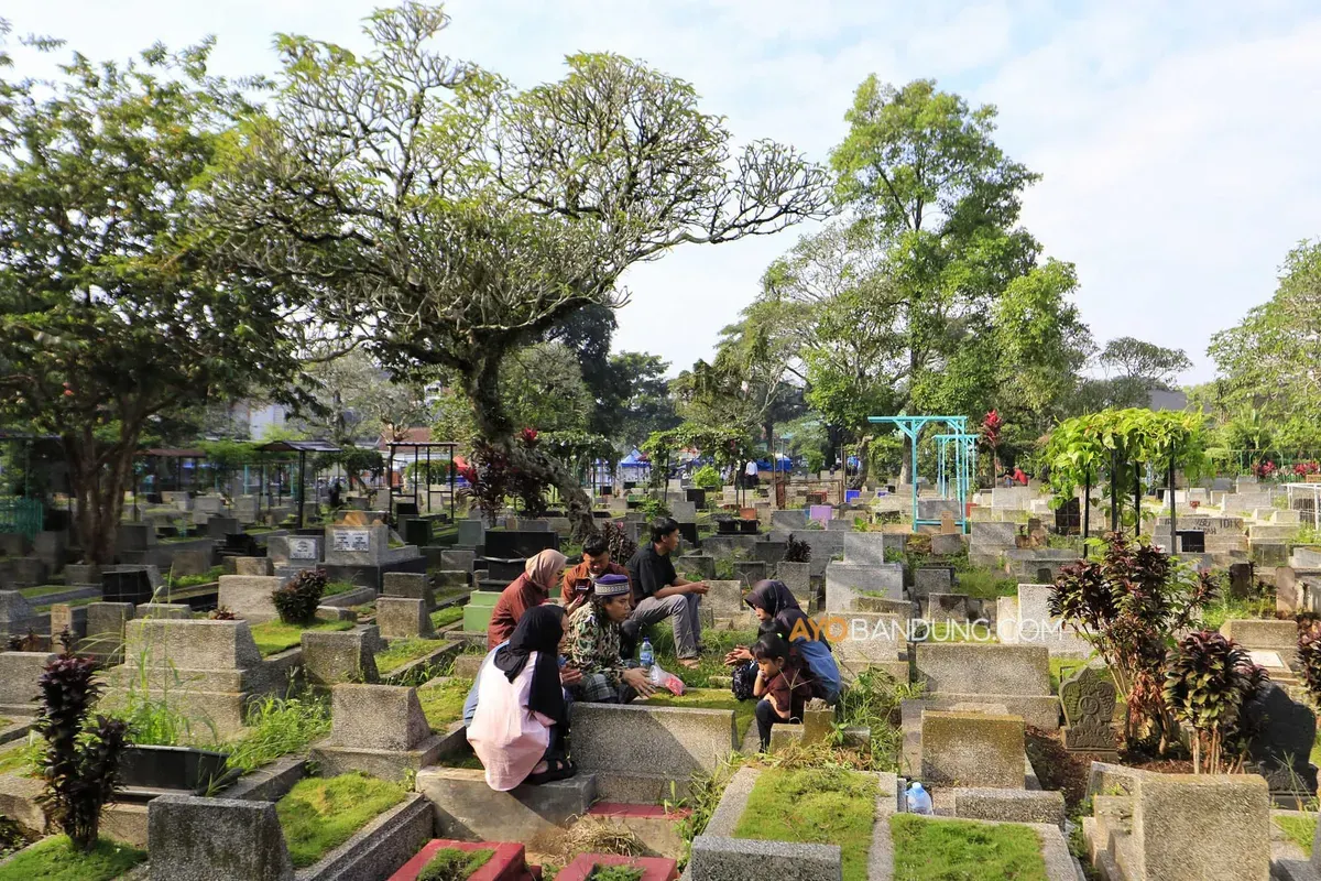 Warga berziarah di Tempat Pemakaman Umum Cikutra, Kota Bandung pada Sabtu, 21 Maret 2026. (Sumber: Ayobandung.com | Foto: Irfan Al-Faritsi)