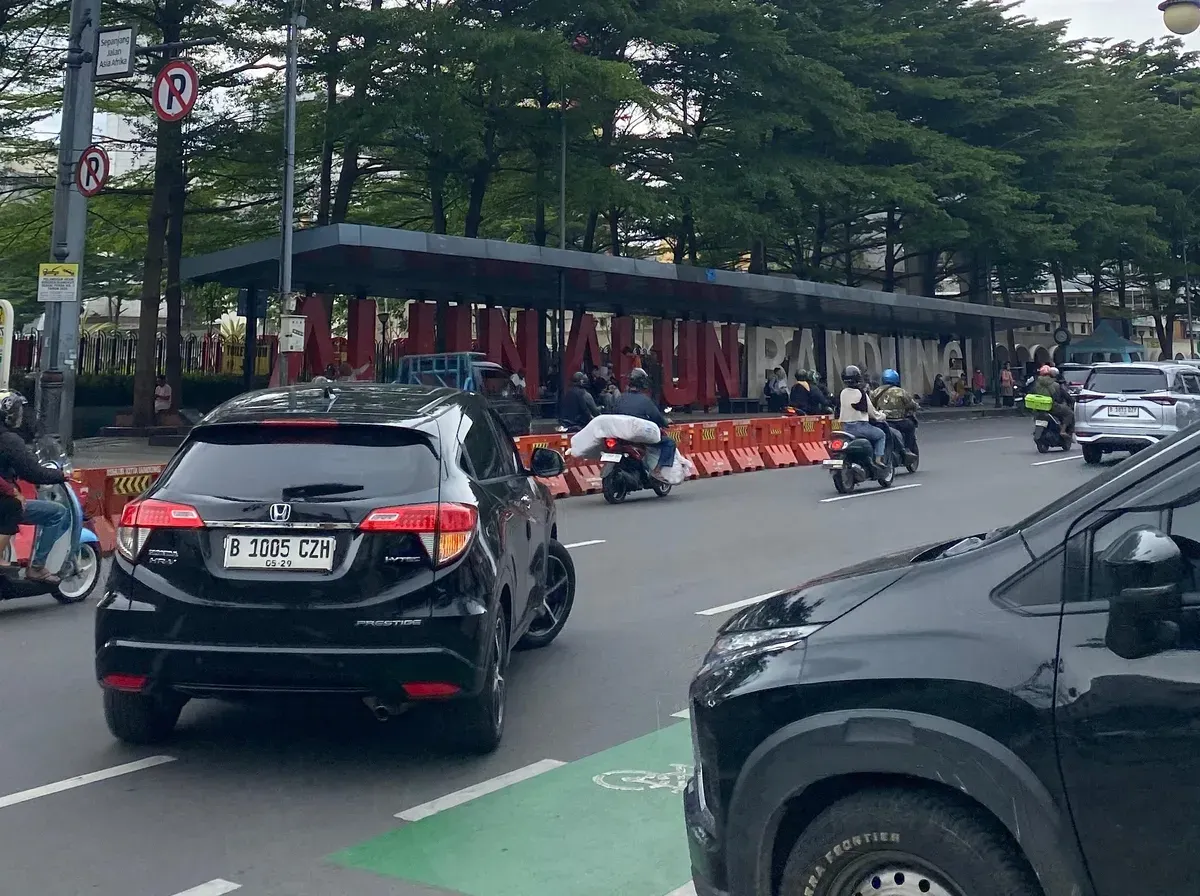 Jalan Asia-Afrika, depan Alun-Alun Kota Bandung. (Sumber: Dokumentasi Penulis | Foto: Suci Firda)