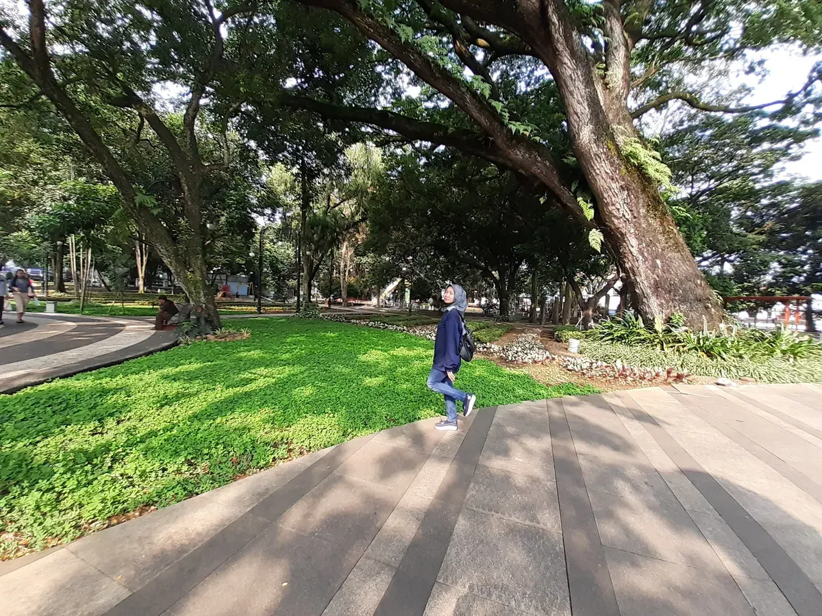 Menikmati suasana taman kota. (Sumber: dokpri | Foto: Sri Maryati)