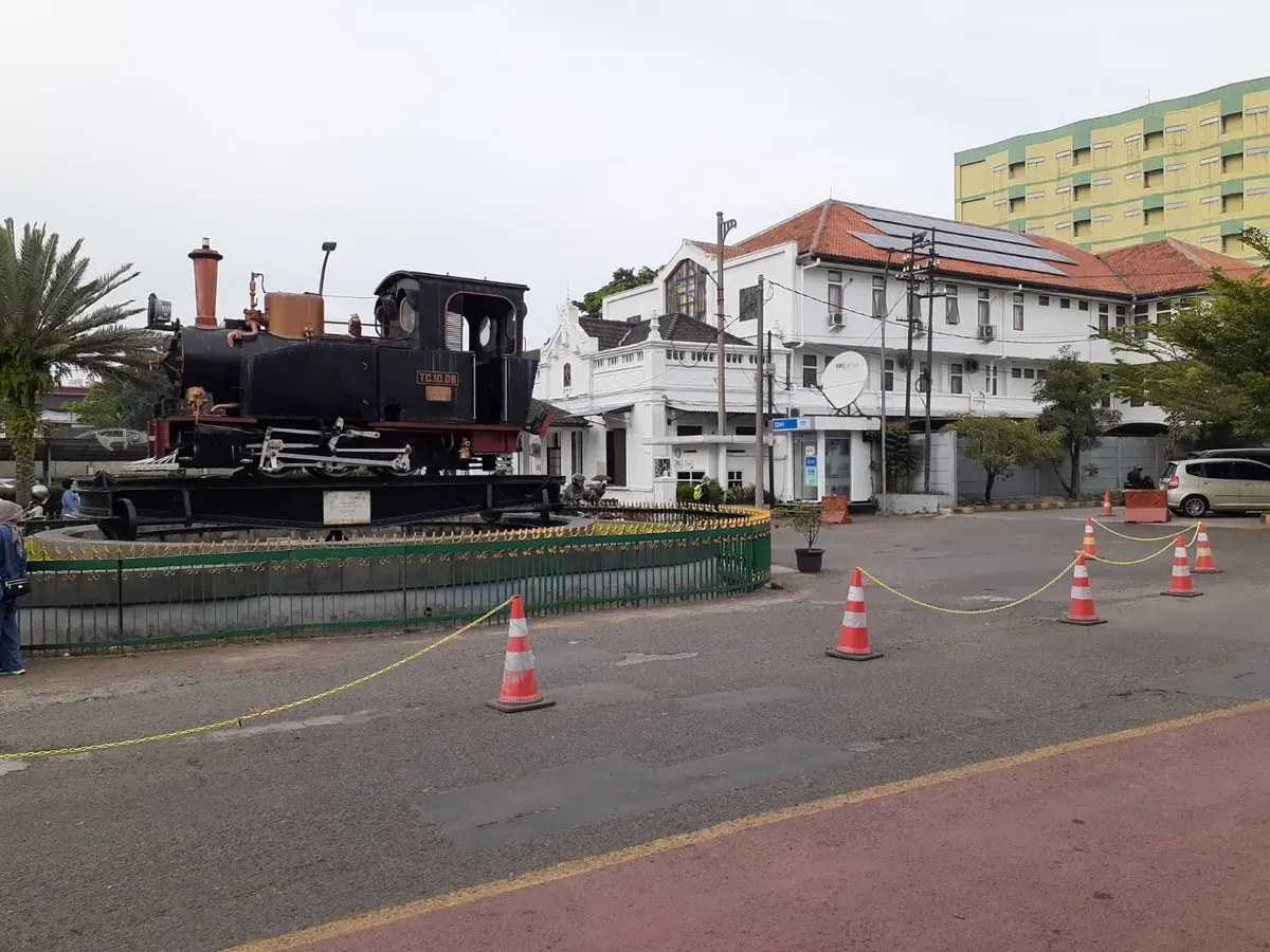 Monumen Sepur Lempung di Stasiun Hall sebelah selatan yang merupakan ikon konektivitas kota Bandung sepanjang zaman (Sumber: dokpri | Foto: Totok Siswantara)