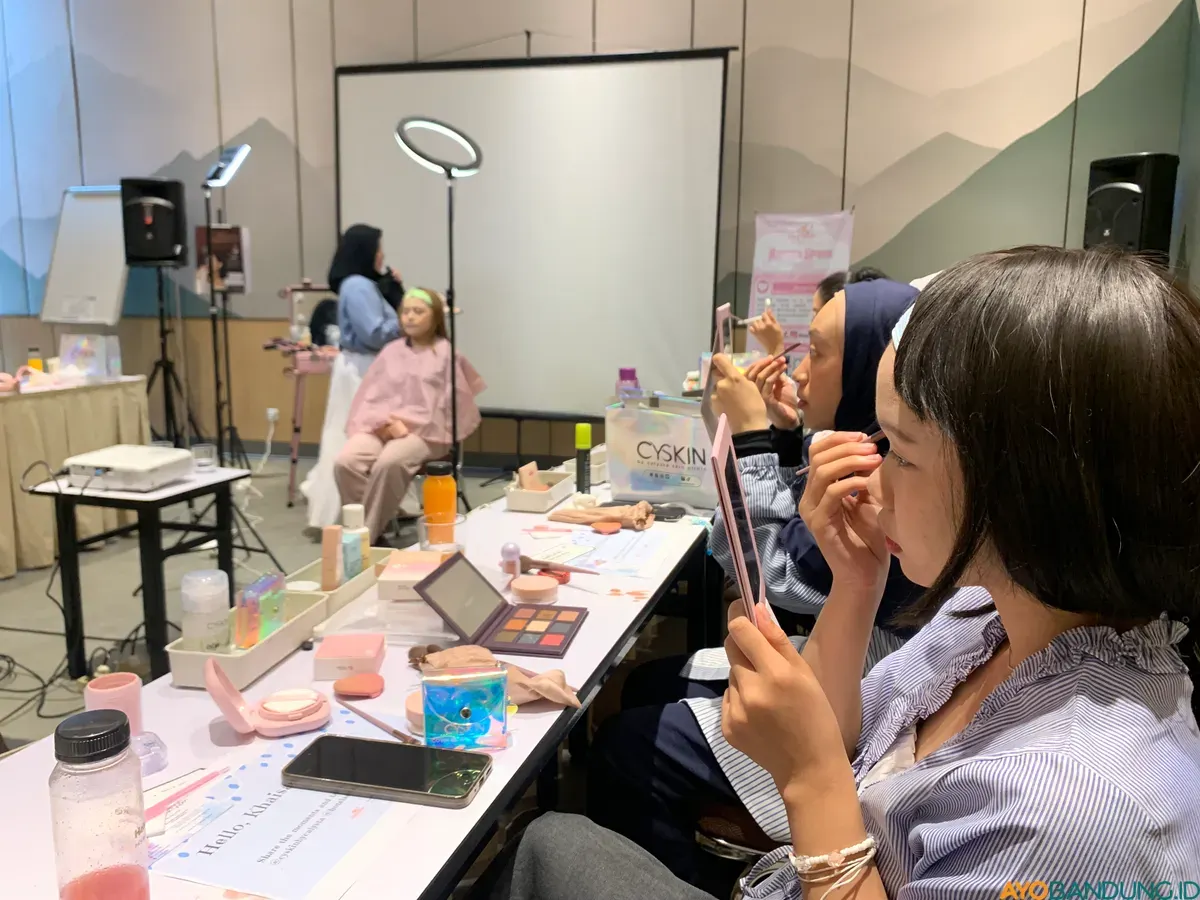 Suasana beauty class yang hangat dan suportif, tempat para peserta belajar, bereksperimen, dan membangun rasa percaya diri bersama. (Sumber: ayobandung.id | Foto: Halwa Raudhatul)