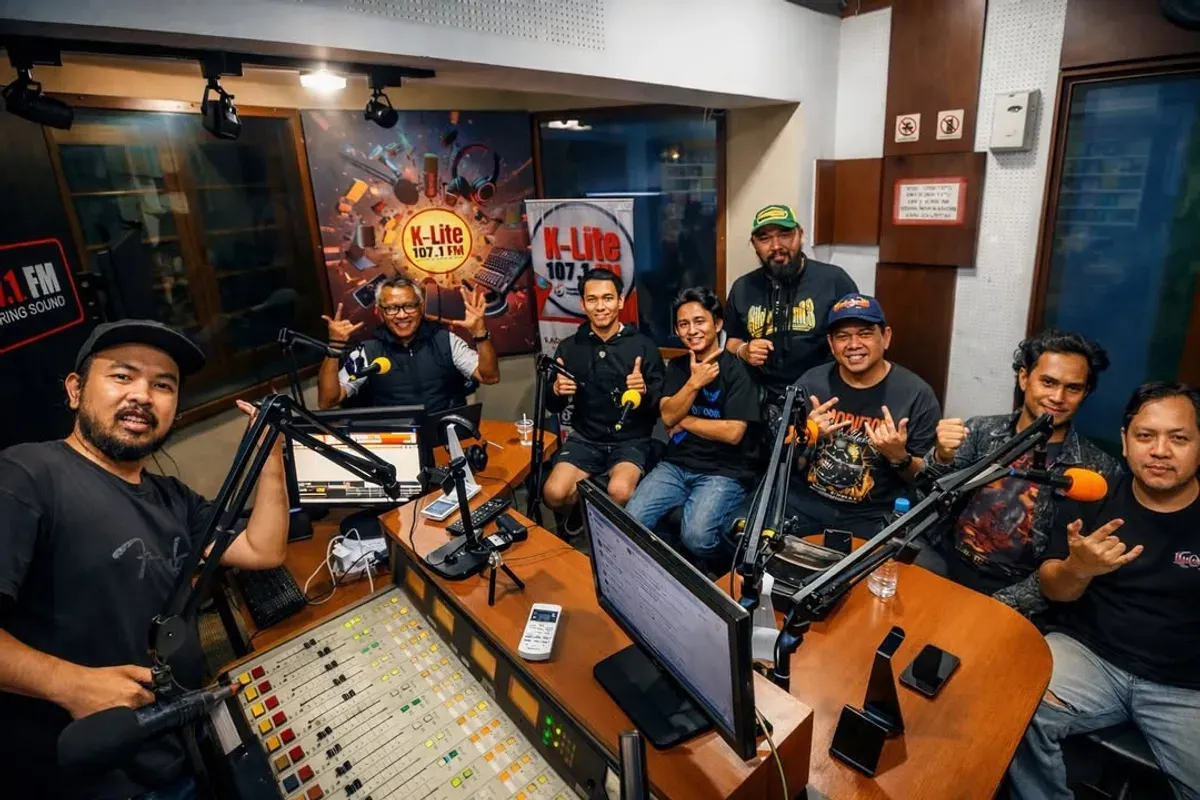 Host Lite Rock bersama Band Rain of Doom dan penggiat rock Ghowo Van Bares dalam sesi talk show di K-Lite FM Bandung. (Foto: Band Rain of Doom)
