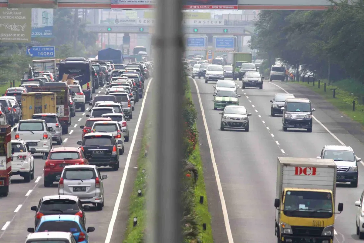 Suasana di Jalan Pasteur, Kota Bandung. Salah satu titik lalu lintas yang selalu padat. (Sumber: Ayobandung | Foto: Irfan Al Faritsi)