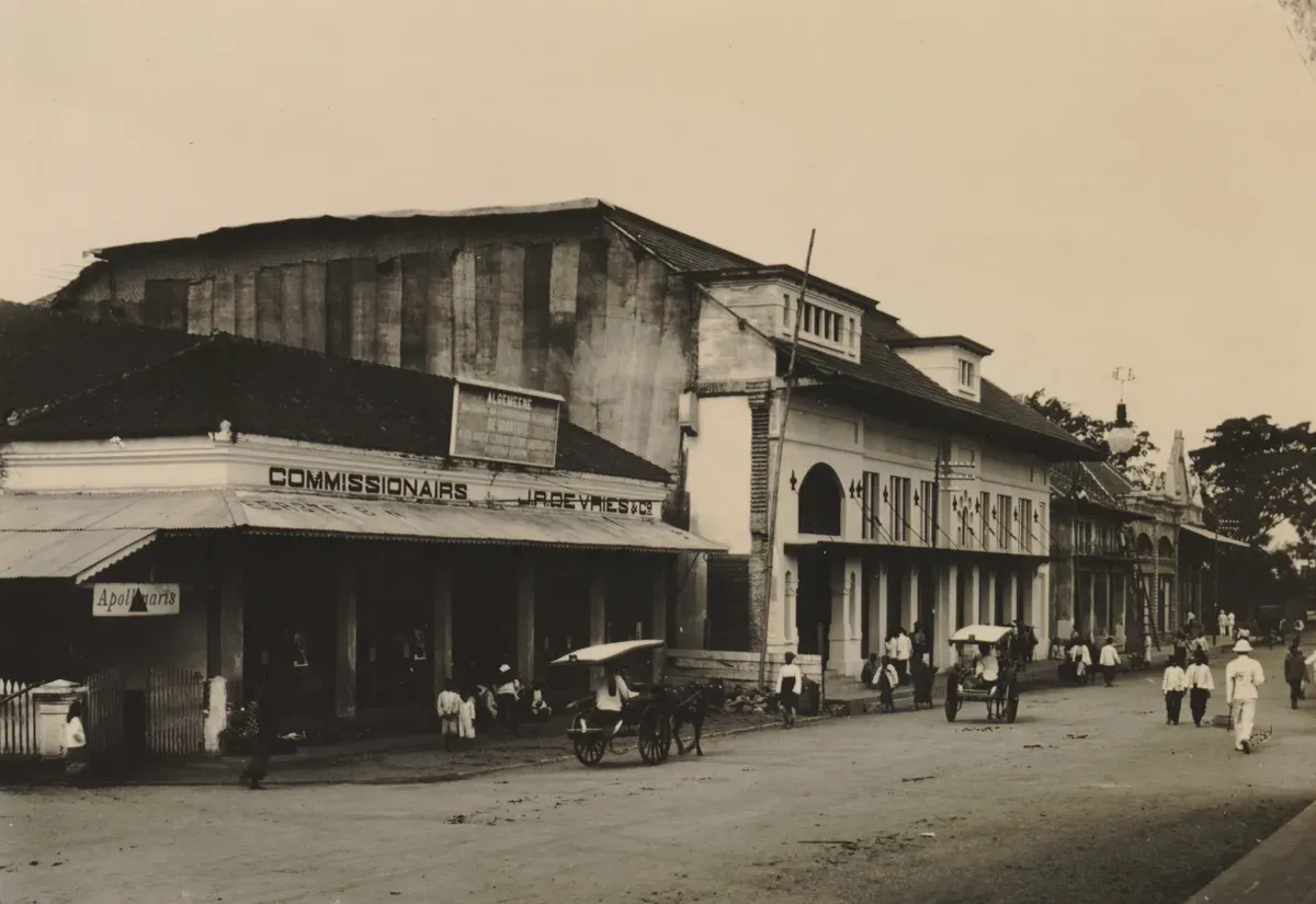 Toko De Vries, cikal bakal toserba modern di Bandung. (Sumber: KITLV)