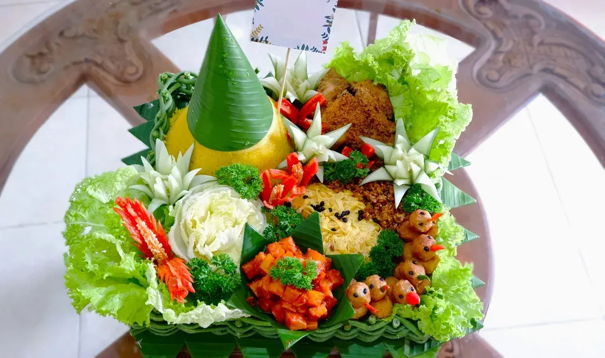 Ilustrasi Tumpeng, Masakan Khas Indonesia yang Memiliki Banyak Filosofi. (Sumber: Unsplash | Foto: Inna Safa)