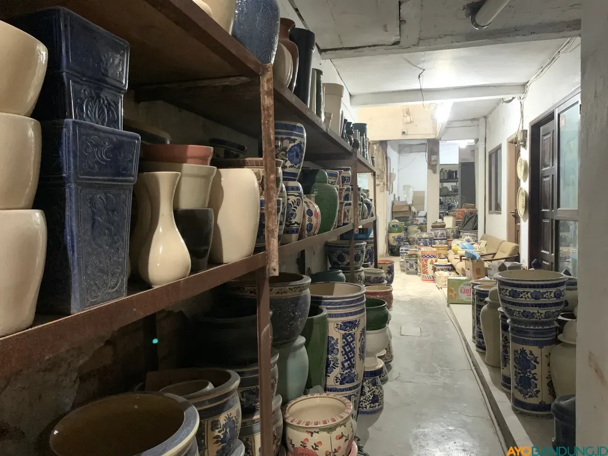 Deretan keramik Haji Oma yang siap untuk dijual. (Sumber: ayobandung.id | Foto: Halwa Raudhatul)