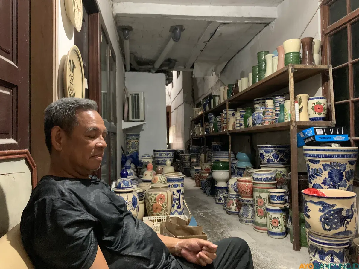 Dikdik Gumilar meneruskan usaha ayahnya sebagai pembuat keramik yang terkenal dengan sebutan Keramik Haji Oma. (Sumber: ayobandung.id | Foto: Halwa Raudhatul)