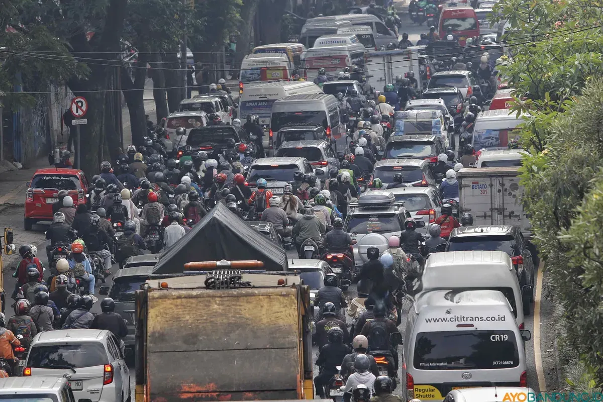 Penggunaan kendaraan pribadi dan kemacetan di Bandung raya menyebabkan polusi udara sudah melebihi ambang batas. (Sumber: ayobandung.id | Foto: Irfan Al Faritsi)